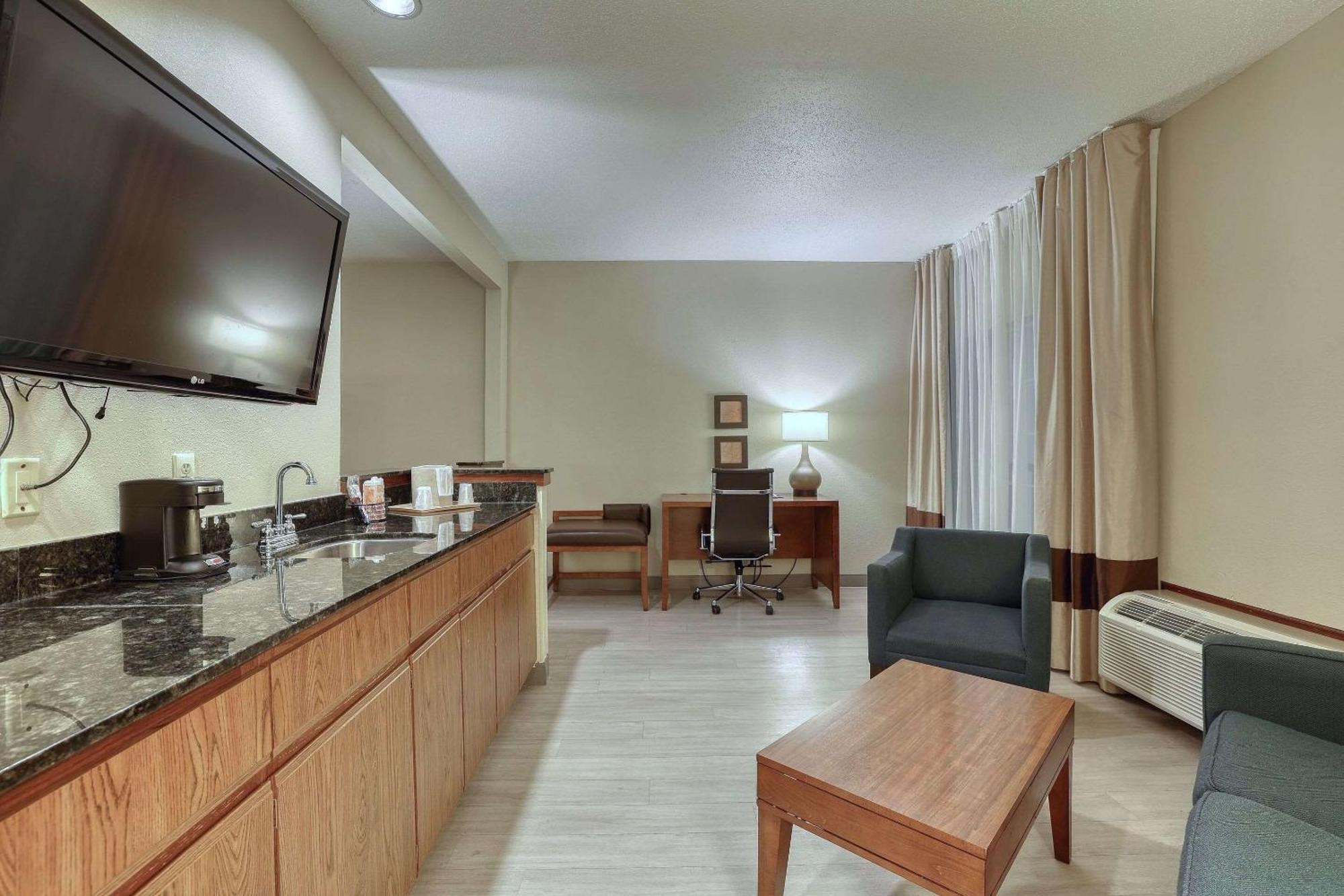 Comfort Suites Appleton Airport Екстер'єр фото