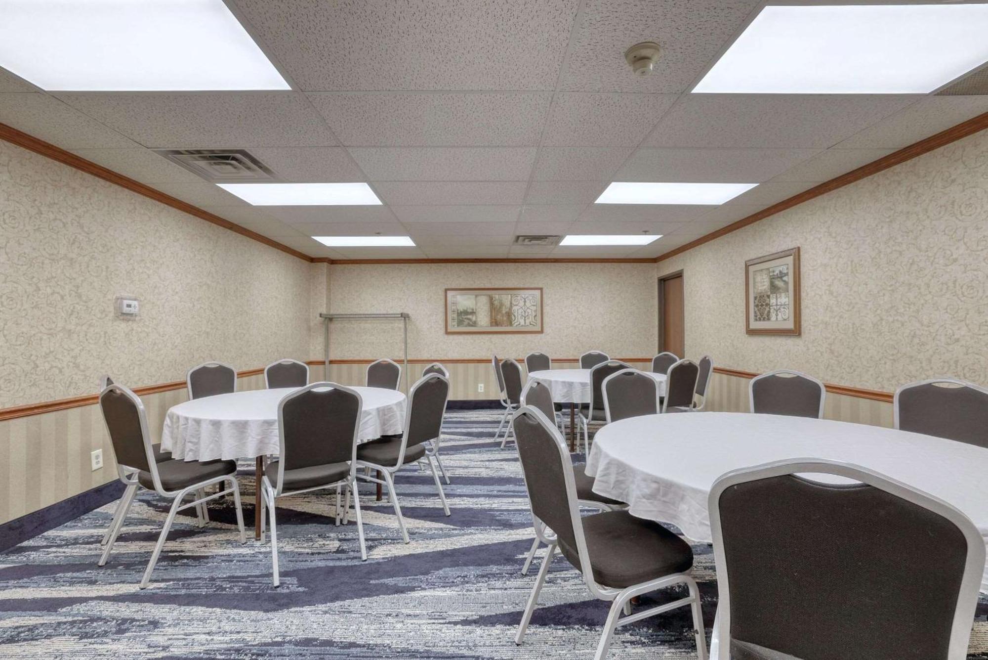 Comfort Suites Appleton Airport Екстер'єр фото
