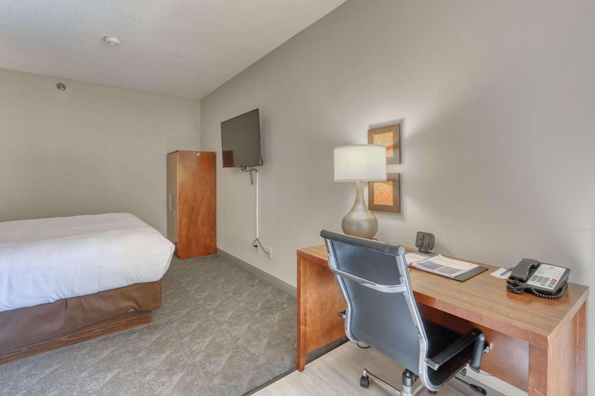 Comfort Suites Appleton Airport Екстер'єр фото